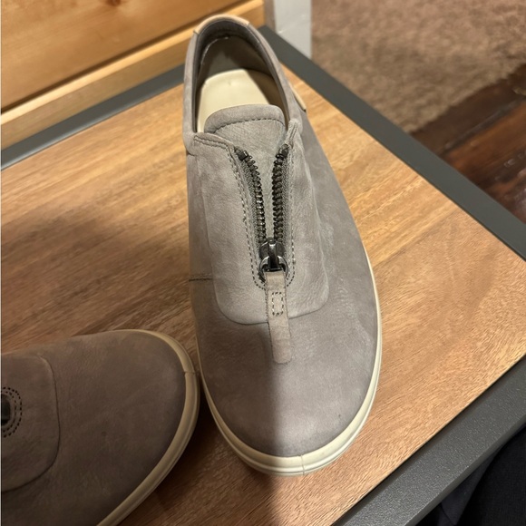 Like New Ecco Soft 7 Zip Leather Sneaker Women's Warm Grey - US Size 5 / EU 36 - Picture 8 of 10